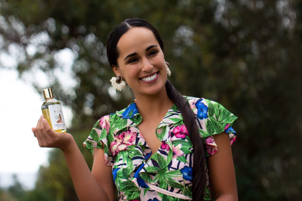 modelo con shampoo Anakena